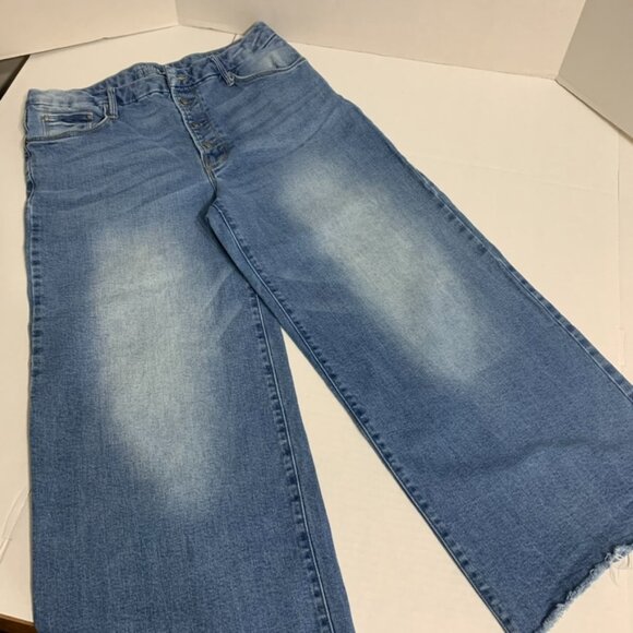 Time and Tru Denim - Time and Tru Womens Size 12 Button Distressed Jeans Short